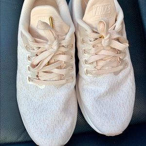 Women’s Pegasus Air Zoom Shoes worn once (inside)